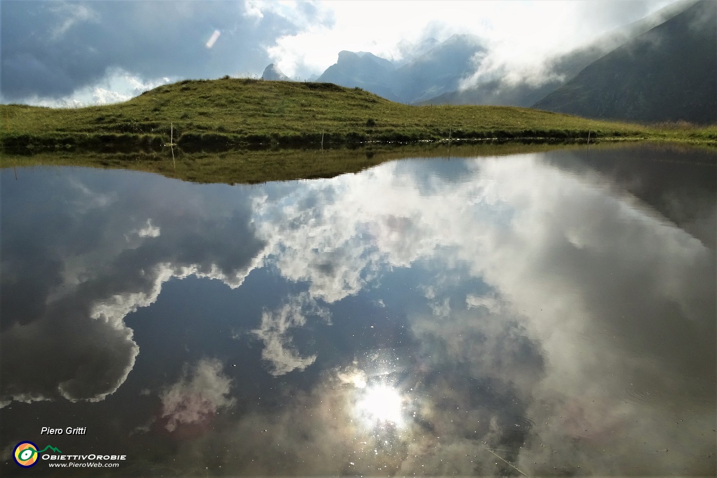 93 Il sole si riflette nello specchio d'acqua.JPG